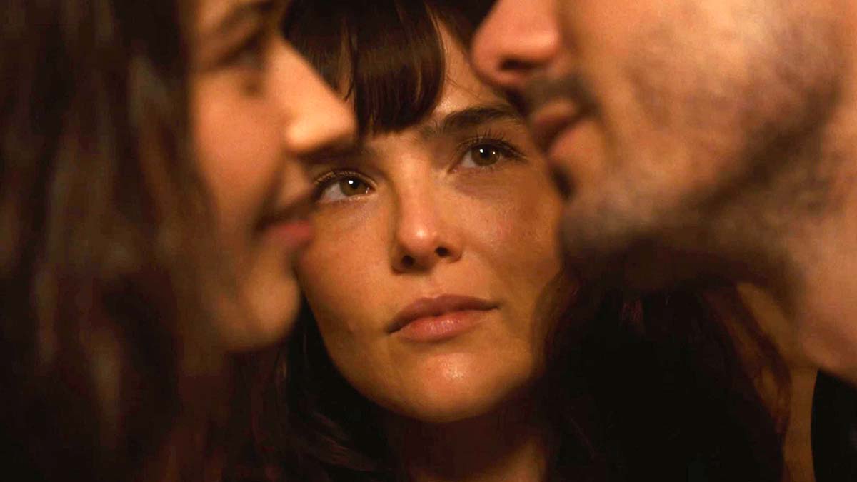 the-threesome-review:-zoey-deutch-rom-com-delights-in-the-morning-after